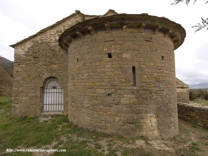 Cilindro absidal con nave añadida al sur